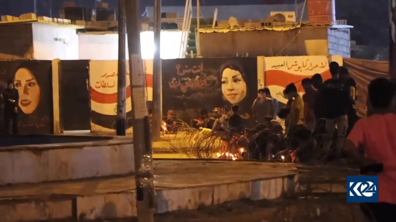 وێنه‌ی چالاكوانه‌ كوژراوه‌كان له‌ گۆڕه‌پانی عه‌بدولكه‌ریم قاسم له‌ شاری به‌سره‌ هه‌ڵواسراون